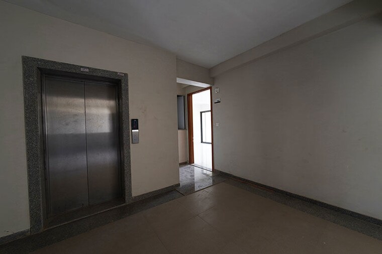 Room, vaishnodevi circle 3 Bedroom 206 Sq.Yd. Apartment In Vaishnodevi Circle Ahmedabad 10483030