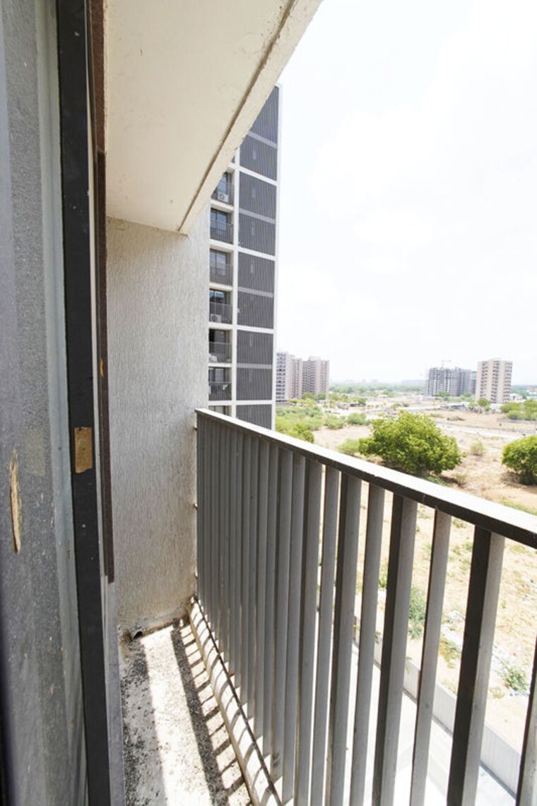 Balcony, vaishnodevi circle 3 Bedroom 206 Sq.Yd. Apartment In Vaishnodevi Circle Ahmedabad 10483030