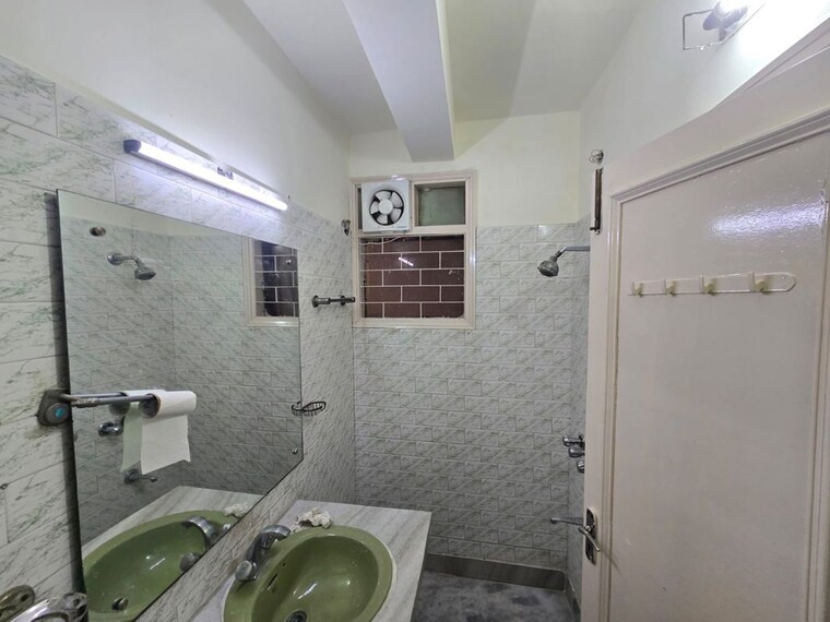 Bathroom, greater kailash ii 3 Bedroom 200 Sq.Ft. Builder Floor In Greater Kailash ii Delhi 10483080