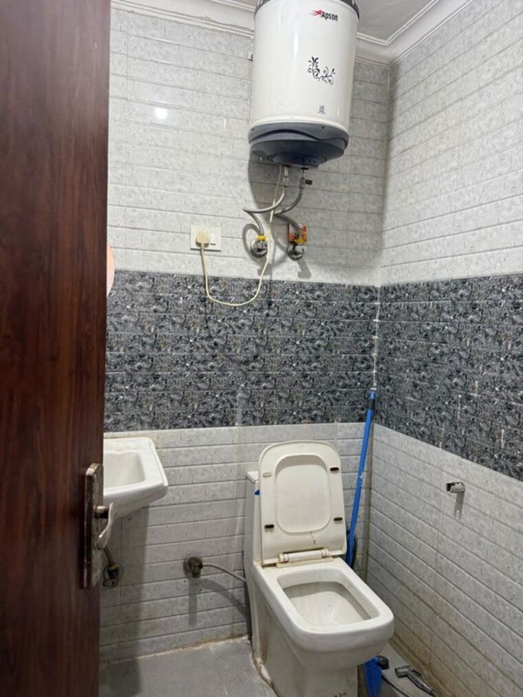 Bathroom, neb sarai 1 Bedroom 450 Sq.Ft. Builder Floor In Neb Sarai Delhi 10483157