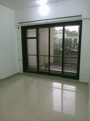 Room in 2 BHK Apartment at Lalani Residency, Kavesar – for Rent