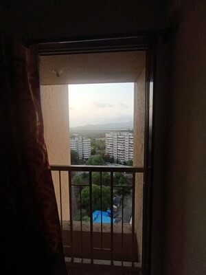 Room in 1 BHK Apartment at Metropolis Bayside, Kasarvadavali – for Rent