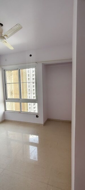 Room in 2.5 BHK Apartment at Puranik Rumah Bali, Ghodbunder Road – for Rent