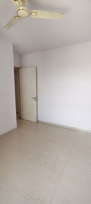 Room in 2.5 BHK Apartment at Puranik Rumah Bali, Ghodbunder Road – for Rent