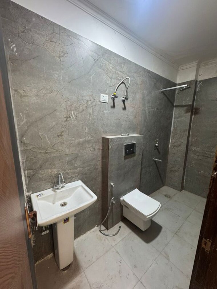 Bathroom, rajpur khurd extension 3 Bedroom 1020 Sq.Ft. Apartment In Rajpur Khurd Extension Delhi 10483245