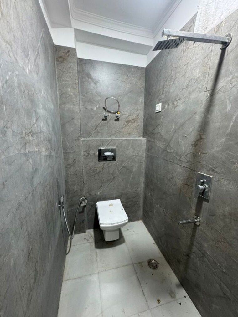 Bathroom, rajpur khurd extension 3 Bedroom 1020 Sq.Ft. Apartment In Rajpur Khurd Extension Delhi 10483245