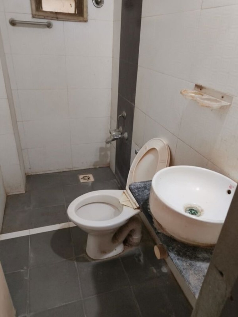 Bathroom, vejalpur 2 Bedroom 950 Sq.Ft. Apartment In Vejalpur Ahmedabad 10483045