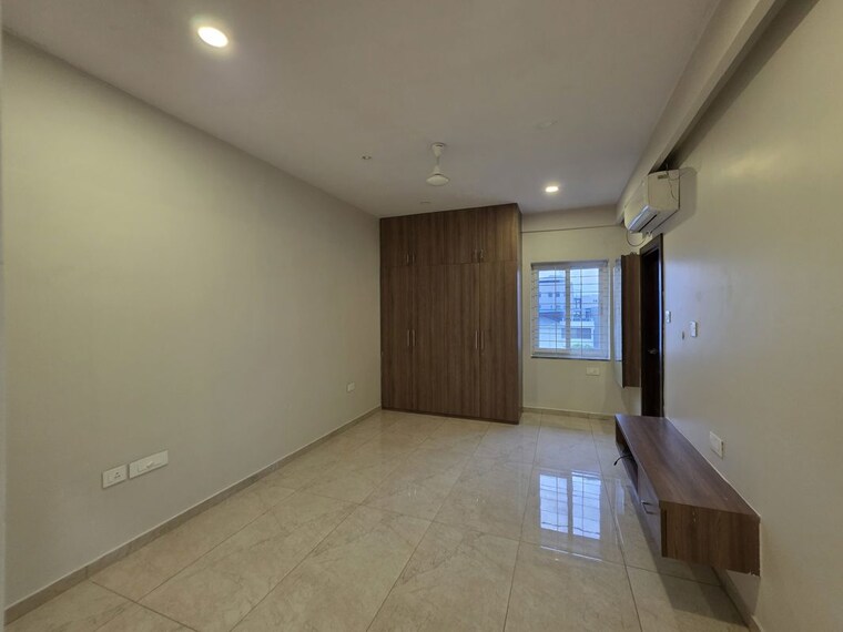 Room, jubilee hills Commercial Office Space 2500 Sq.Ft. In Jubilee Hills Hyderabad 10483818