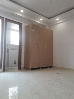 3 BHK + Servant Room Apartment For Rent in Unitech South City II