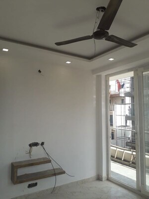 Furnished Amenities in 3 BHK Apartment at Unitech South City II, Sector 50 – for Rent