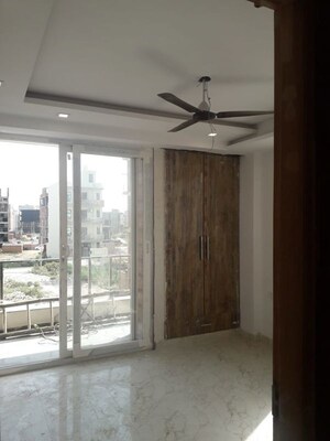 Room in 3 BHK Apartment at Unitech South City II, Sector 50 – for Rent