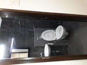 Furnished Amenities in 2 BHK Apartment at Sumit Artista, Santacruz East – for Rent