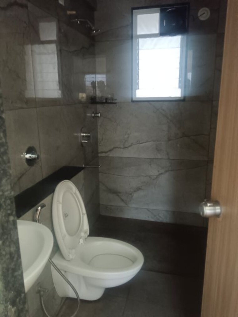Bathroom, tirupati-regalia-phase-2 2.5 Bedroom 1010 Sq.Ft. Apartment In Vishrantwadi Pune 10483986