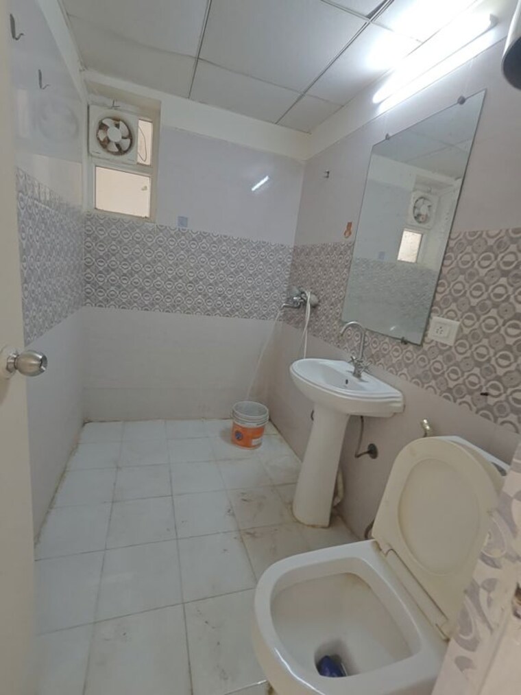 Bathroom, gaur-city-2-12th-avenue 2.5 Bedroom 1225 Sq.Ft. Apartment In Sector 16c Greater Noida Greater Noida 10483991