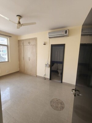 Room in 3 BHK Apartment at Omaxe Heights Gomti Nagar, Gomti Nagar – for Rent