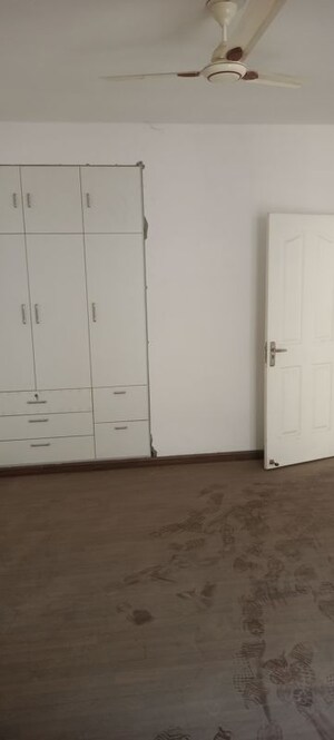 Room in 4 BHK Builder Floor at BPTP Parkland Pride Phase 2, Sector 77 – for Rent