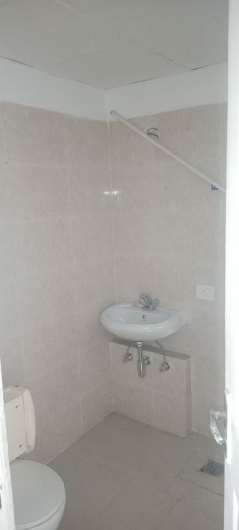 Bathroom, bptp-parkland-pride-phase-2 4 Bedroom 2500 Sq.Ft. Builder Floor In Sector 77 Faridabad 10484019