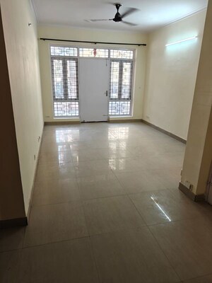 Room in 2 BHK Builder Floor at Unitech Arcadia, South City 2 – for Rent