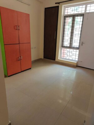 Room in 2 BHK Builder Floor at Unitech Arcadia, South City 2 – for Rent