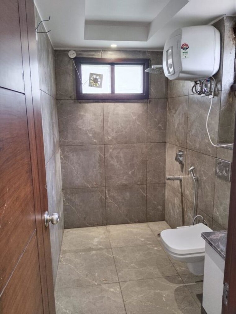 Bathroom, auram-floor 3 Bedroom 3500 Sq.Ft. Builder Floor In South City 2 Gurgaon 10484021