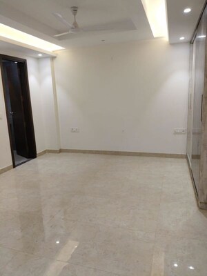 Room in 3 BHK Builder Floor at Auram Floor, South City 2 – for Rent