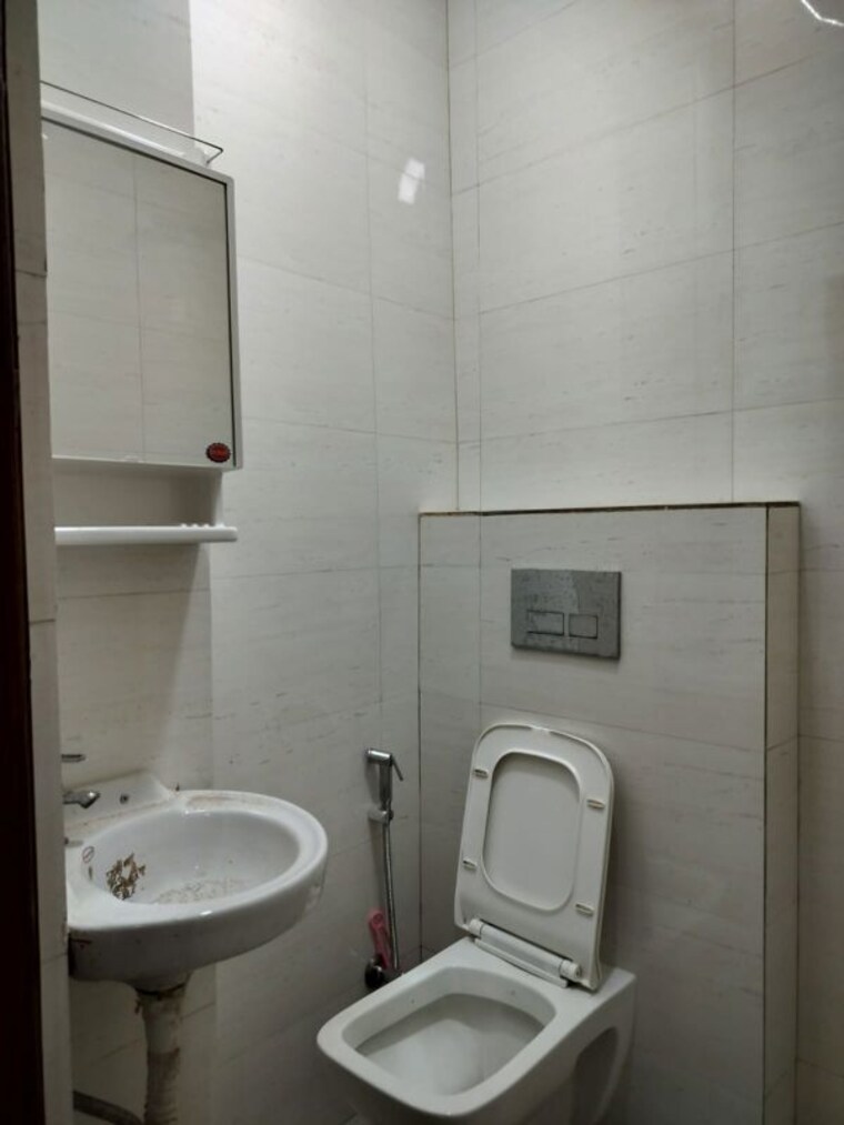 Bathroom, sector 47 2 Bedroom 1200 Sq.Ft. Builder Floor In Sector 47 Gurgaon 10484053