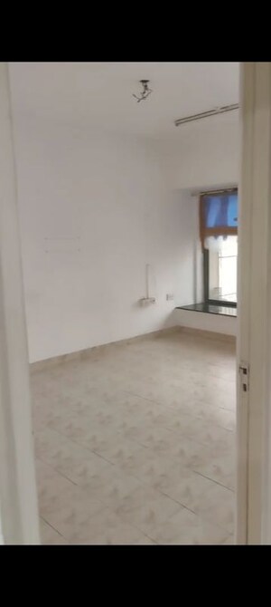 Room in 2 BHK Apartment at Montreal Tower, Andheri West – for Rent