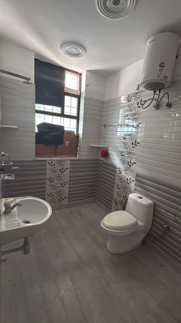 Bathroom, sector 47 4 Bedroom 2250 Sq.Ft. Builder Floor In Sector 47 Gurgaon 10484088