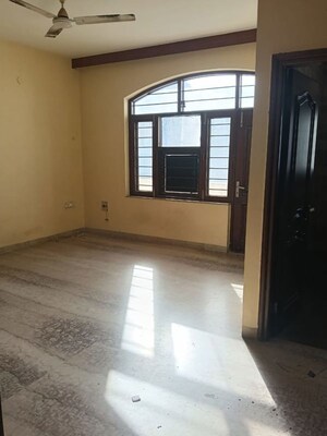 2 BHK Builder Floor For Rent in Sector 10a