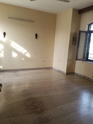 Room in 2 BHK Builder Floor at Sector 10a – for Rent