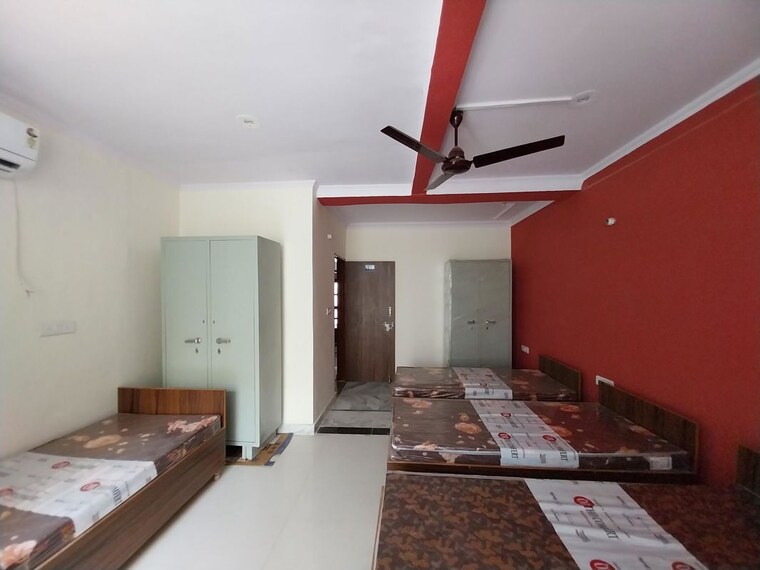 Room, sector 31 Pg For Boys & Girls In Sector 31 10484302