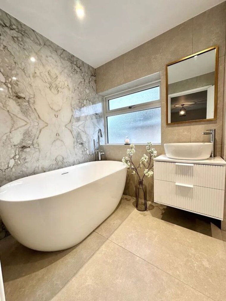 Bathroom, sector 14 6+ Bedroom 180 Sq.Mt. Independent House In Sector 14 Noida 10484396