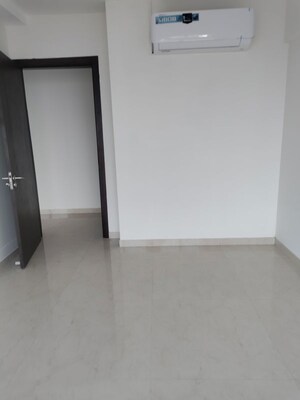 2 BHK Apartment For Rent in Ruparel Ariana, Parel