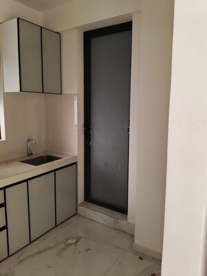 Room in 2.5 BHK Apartment at Prescon Midtown Bay, Mahim West – for Rent