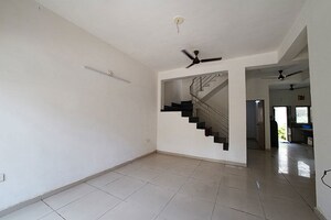 Room in 4 BHK Independent House at Ellisbridge – for Sale