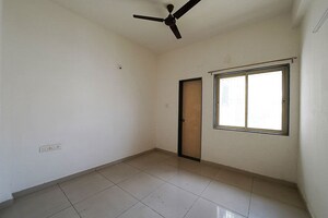 Room in 4 BHK Independent House at Ellisbridge – for Sale