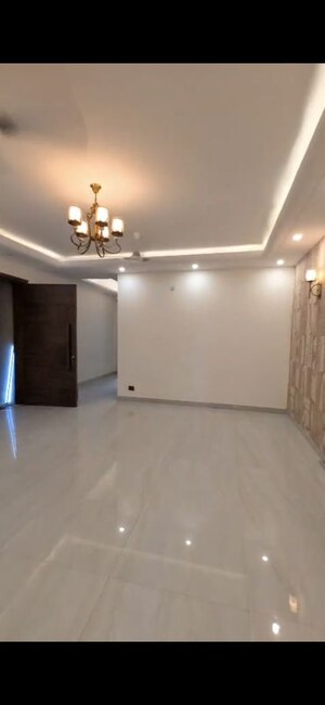 Room in 3 BHK Builder Floor at BPTP District Phase 2, Sector 84 – for Rent