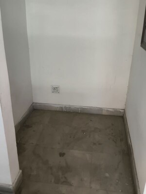 Room in 3.5 BHK Apartment at Metropark Park View Apartments, Sector 61 – for Rent