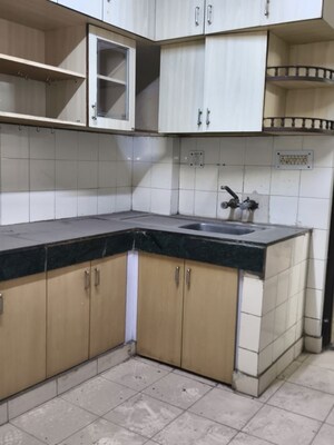 Kitchen in 3.5 BHK Apartment at Metropark Park View Apartments, Sector 61 – for Rent