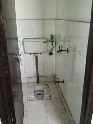 Bathroom in 3.5 BHK Apartment at Metropark Park View Apartments, Sector 61 – for Rent