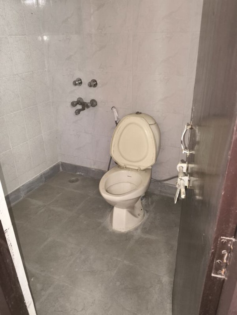 Bathroom, metropark-park-view-apartments 3.5 Bedroom 1550 Sq.Ft. Apartment In Sector 61 Noida 10484660