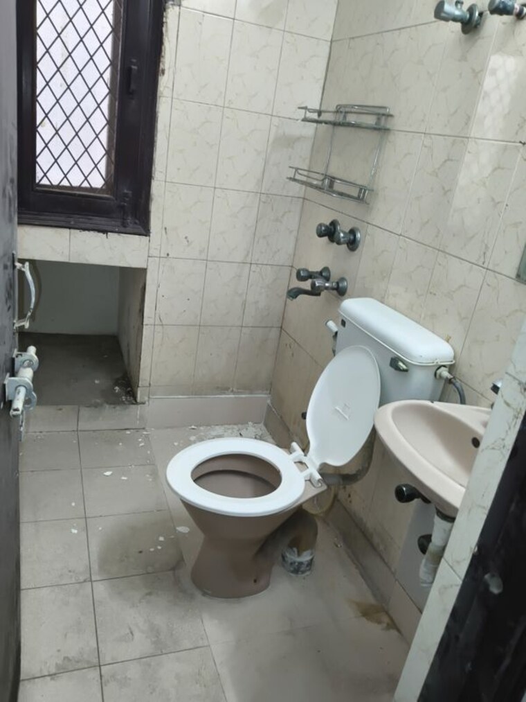 Bathroom, metropark-park-view-apartments 3.5 Bedroom 1550 Sq.Ft. Apartment In Sector 61 Noida 10484660