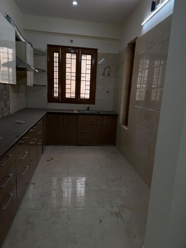 Room, sector 26 5 Bedroom 162 Sq.Mt. Independent House In Sector 26 Noida 10484842