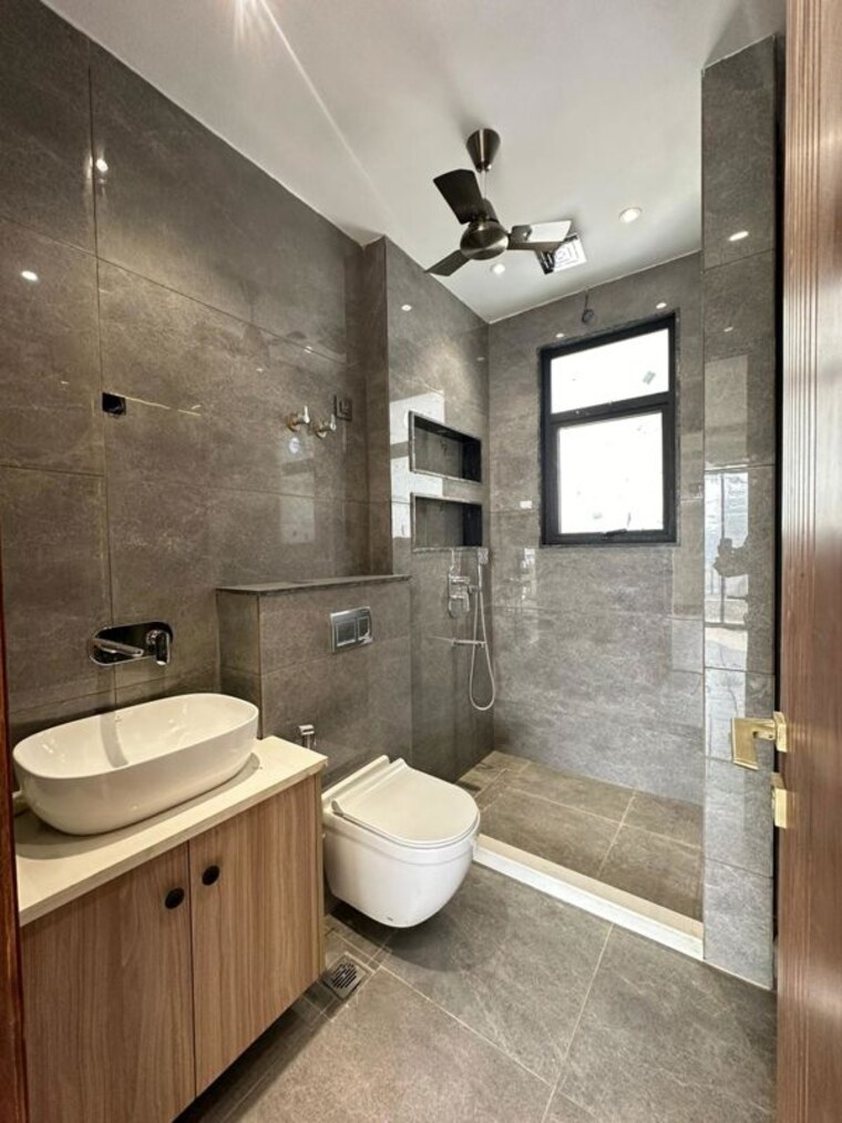 Bathroom, dlf-alameda 3 Bedroom 250 Sq.Yd. Builder Floor In Sector 73 Gurgaon 10484888