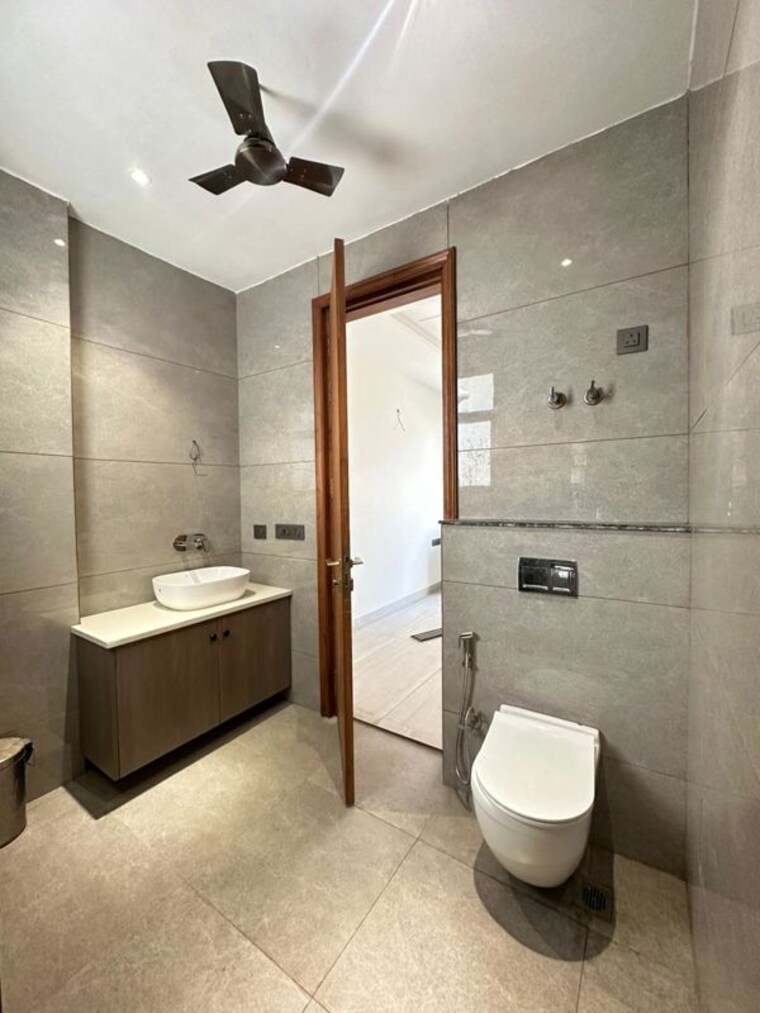 Bathroom, dlf-alameda 3 Bedroom 250 Sq.Yd. Builder Floor In Sector 73 Gurgaon 10484888
