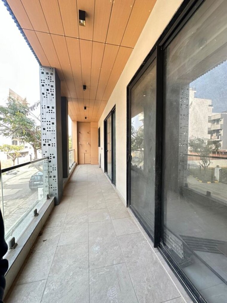 Balcony, dlf-alameda 3 Bedroom 250 Sq.Yd. Builder Floor In Sector 73 Gurgaon 10484888