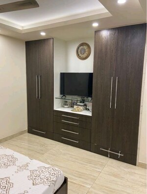 Furnished Amenities in 3 BHK Apartment at Jalvayu Towers, Sector 56 – for Rent