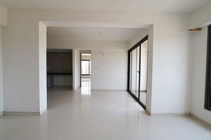 Room in 3 BHK Apartment at Ellisbridge – for Sale