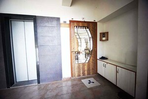 Room in 3 BHK Apartment at Naranpura – for Sale