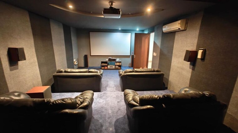 Living Room, ardee-platinum-independent-floors 6+ Bedroom 2600 Sq.Ft. Independent House In Sector 52 Gurgaon 10485179